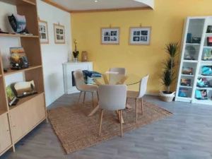 Espace d'accueil et de conseil de l'agence de pompes funèbres avec table de réunion