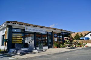fleurs dans un vase dans un cimetiere